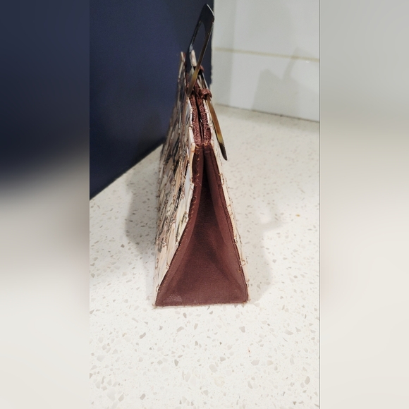 VTG (90s) Butterfly Faux Shell Lucite Handbag in Cream and Brown - Picture 4 of 8